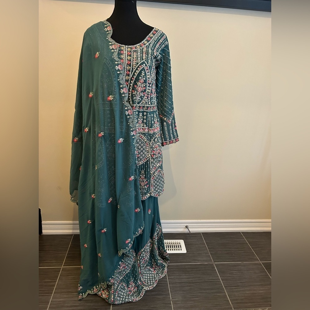 🌿 Teal Green Embellished Lehenga Set - Picture 3 of 14